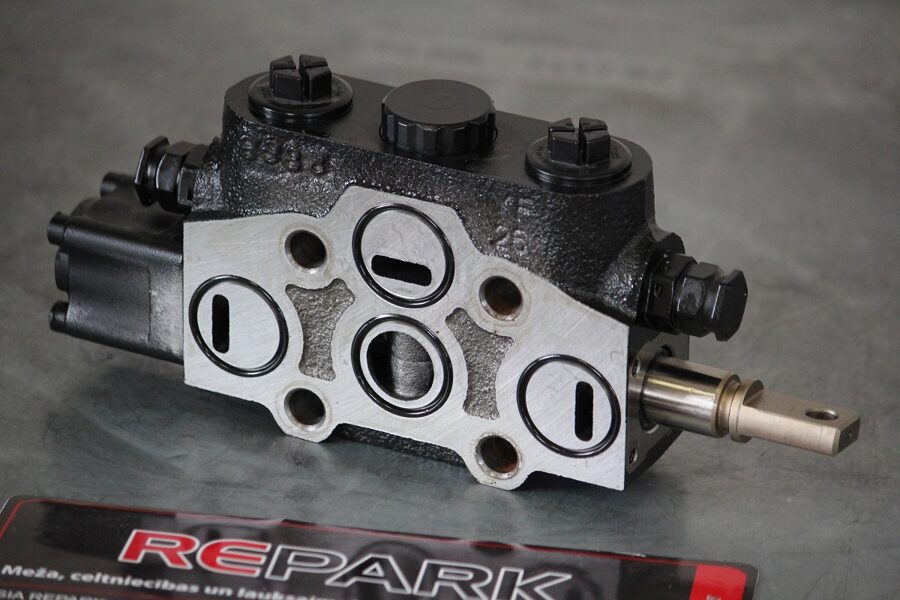 Hidrauliskā sekcija D4M 1. pacelšanas cilindram