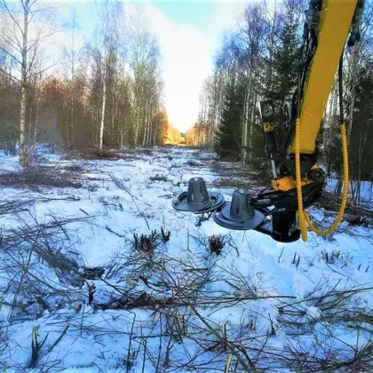 Ar SP-1200 uz 4 tonnu ekskavatora 6.5 stundās pieveic 1 ha