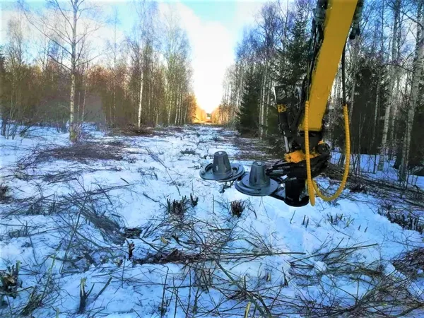 Ar SP-1200 uz 4 tonnu ekskavatora 6.5 stundās pieveic 1 ha